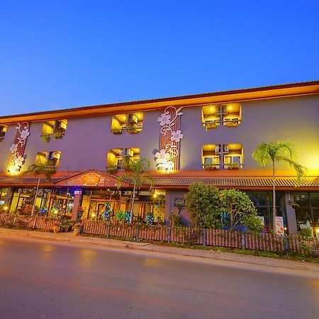 The Corner Hotel (Adults Only) Чианграй Экстерьер фото